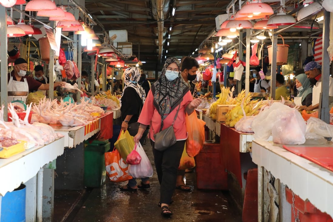 Shoppers at a wet market in Kuala Lumpur. Photo: Reuters