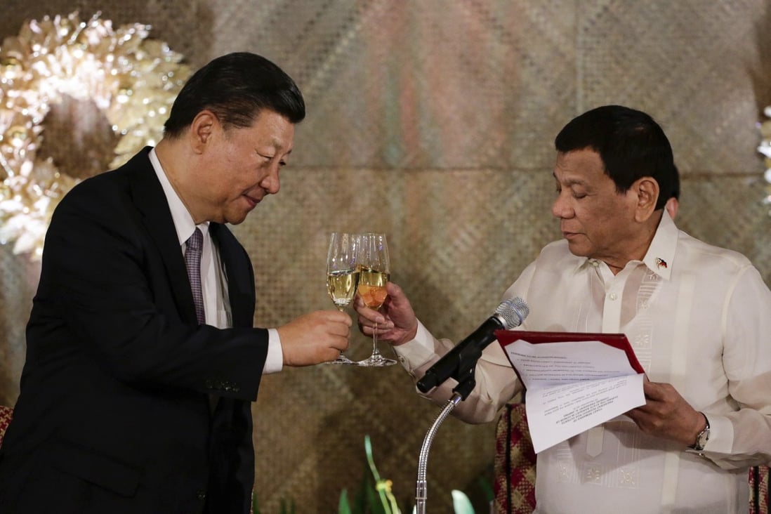 Philippine President Rodrigo Duterte, right, proposes a toast to Chinese President Xi Jinping during a state banquet in Manila in 2018. Photo: AP