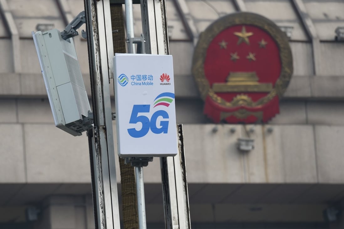 5G active antenna units with logos of China Mobile and Huawei are seen in front of a National People's Congress (NPC) conference centre in Luoyang, China on February 27, 2019. Photo: Reuters