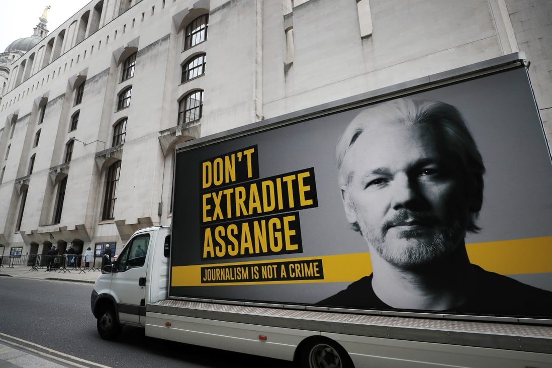 A van with a billboard of Julian Assange on the side arrives at the Old Bailey court in London on September 21, 2020. Photo: AP