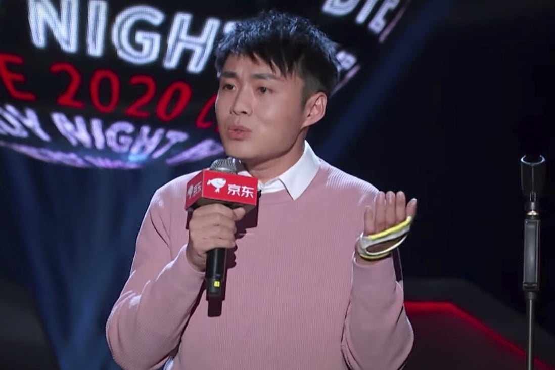 Beijing eye surgeon Tao Yong, who still wears a supporting device on his left hand after being stabbed by a patient almost a year ago, on the Tencent Video talk show “Countdown with Rock and Roast”. Photo: YouTube / Tencent Video