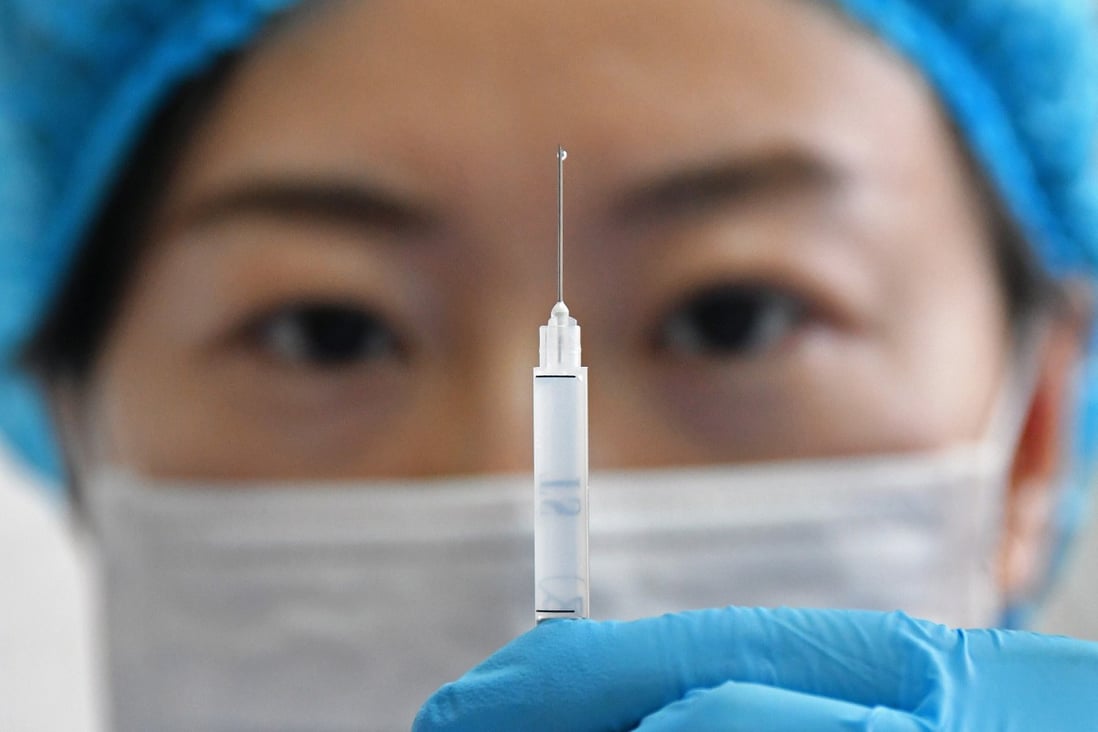 A medical worker prepares a shot of the Sinovac Biotech vaccine. Photo: EPA