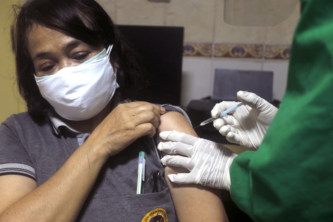 A health worker practises giving an injection during a coronavirus vaccine drill in Bali, Indonesia, on Monday. Photo: AP