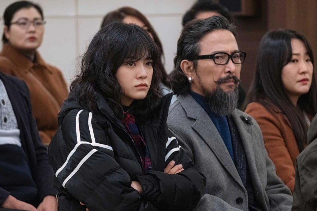 Sejeong (left) and Ahn Suk-hwan in a still from The Uncanny Encounter episode 16.