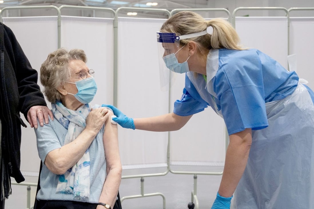 Jenny Holland, 86, receives an AstraZeneca coronavirus jab in Mansfield, Britain. Photo: Reuters