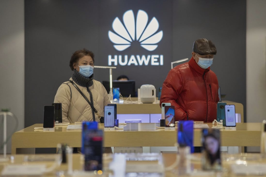 Customers check out the smartphones at a store of Huawei Technologies Co in Shanghai on January 10, 2021. Photo: EPA-EFE