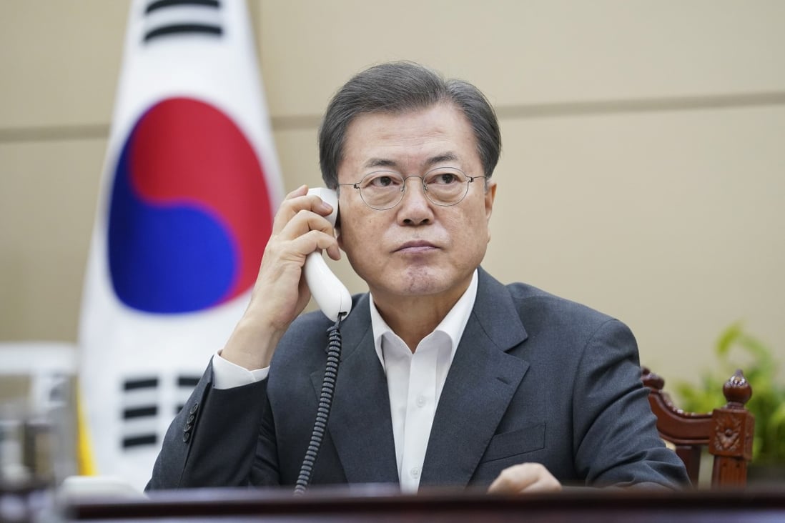 South Korean President Moon Jae-in speaks by telephone with Chinese President Xi Jinping in February last year. Photo: DPA