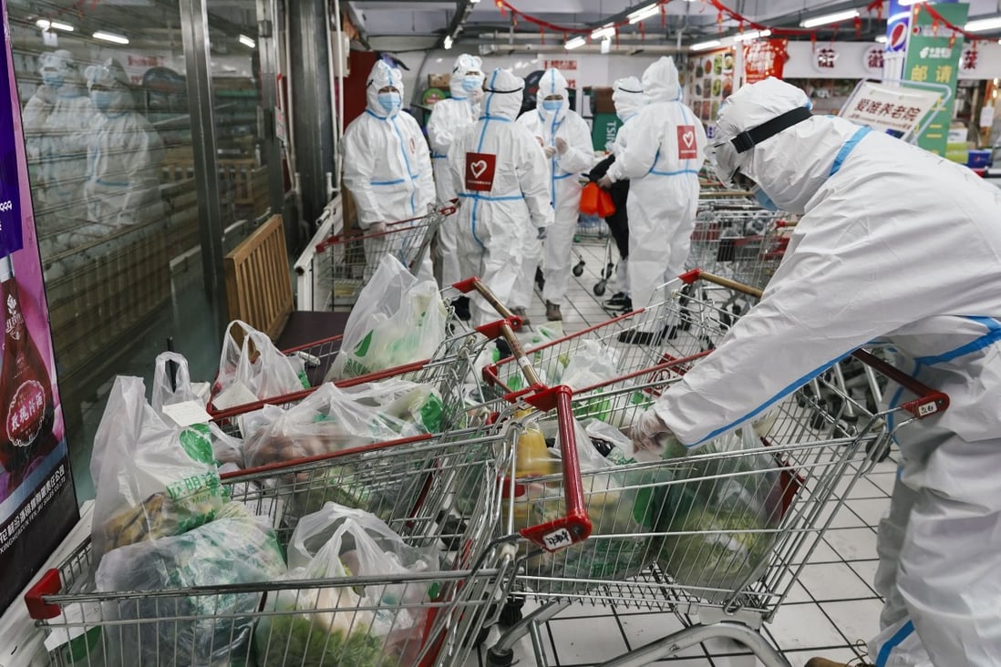 Volunteers check orders of daily necessity goods at a supermarket according to requests from residents in quarantine in Tonghua, northeast China's Jilin Province, Jan. 24, 2021. Photo: Xinhua/Xu Chang