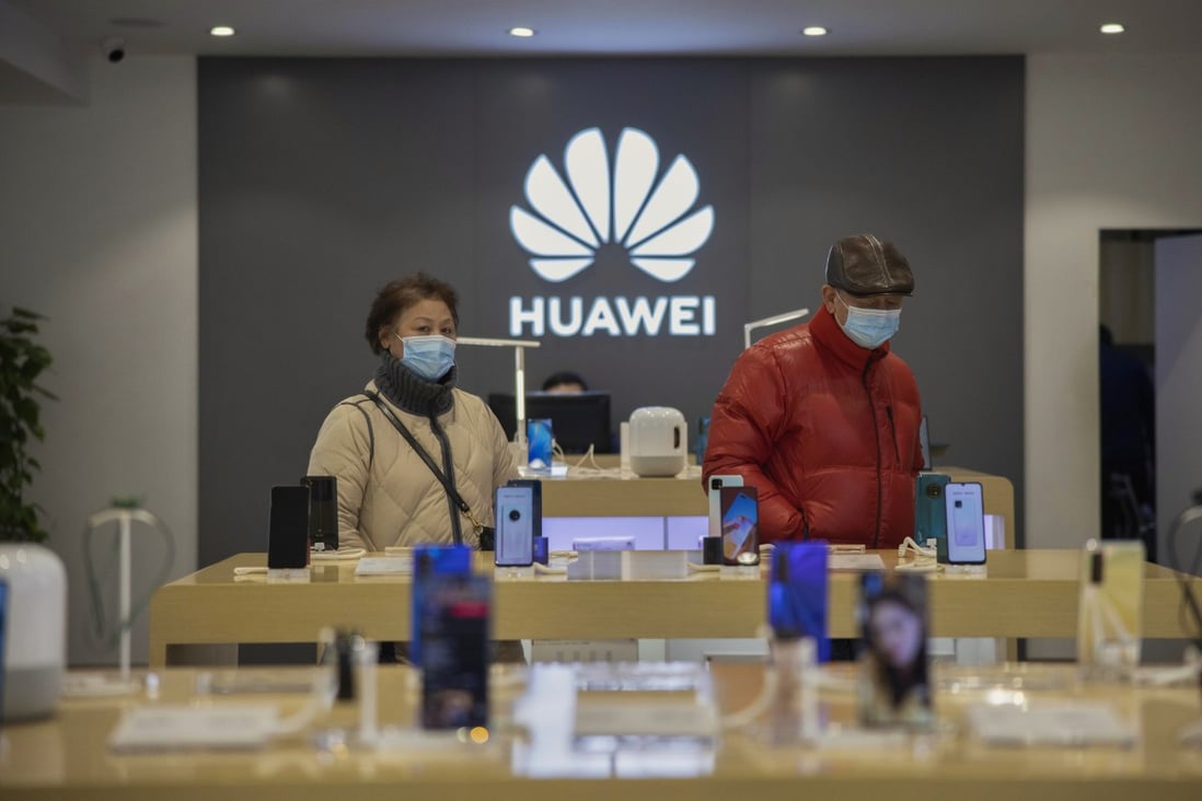 Customers visit a Huawei store in Shanghai, China on January 10, 2021. Photo: EPA-EFE