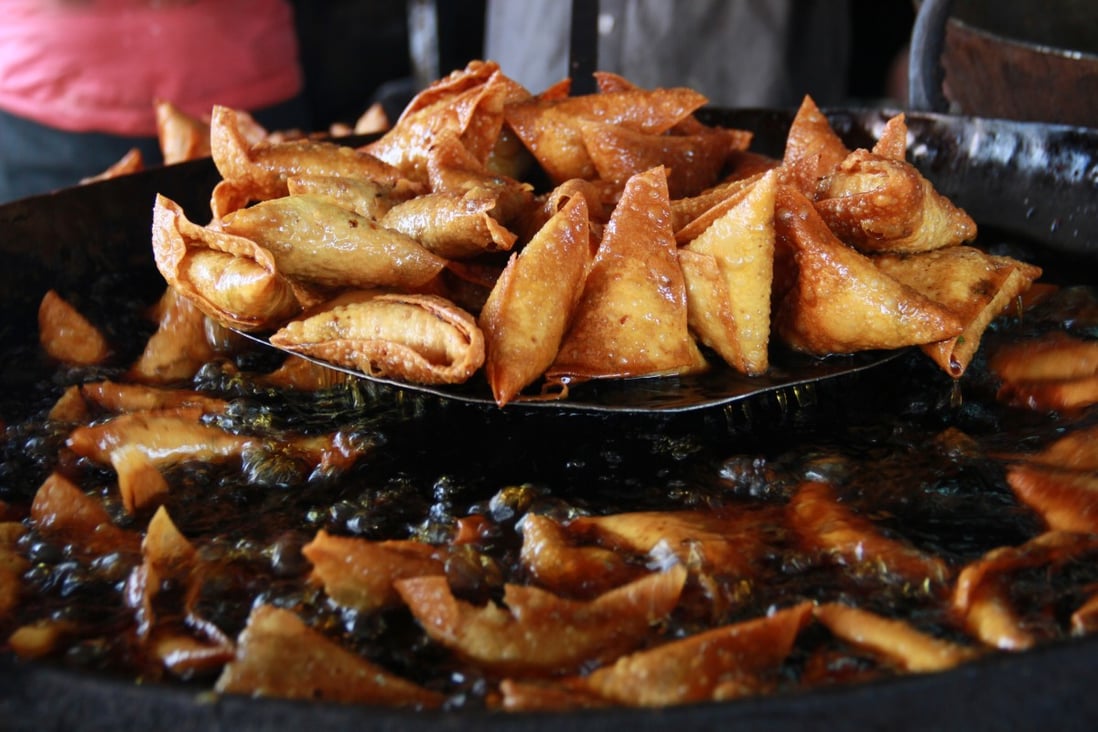 Hot and fresh samosas at a market in Bangalore. Photo: Getty Images