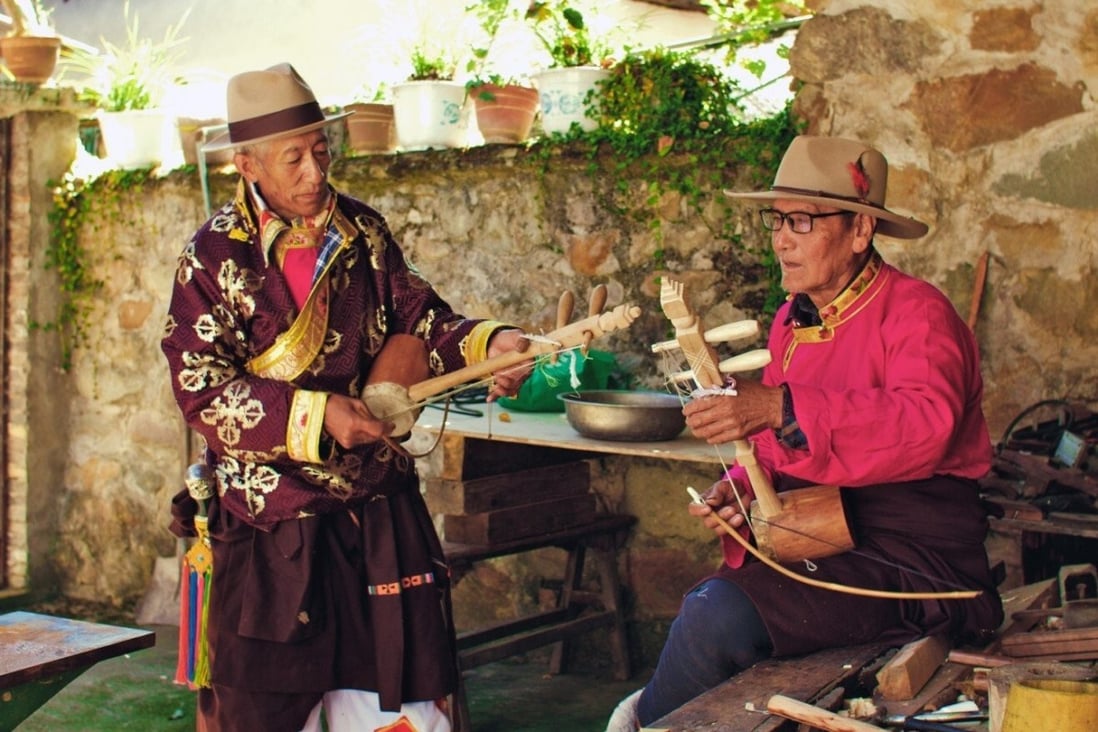 Cili Nongbu (left) is one of the last xianzi makers. Photo: Goldthread