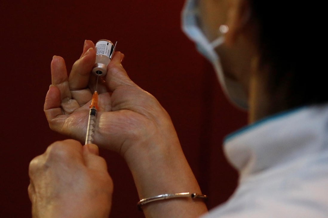 A nurse in Singapore prepares to vaccinate health care workers on January 19, 2021. Photo: Reuters