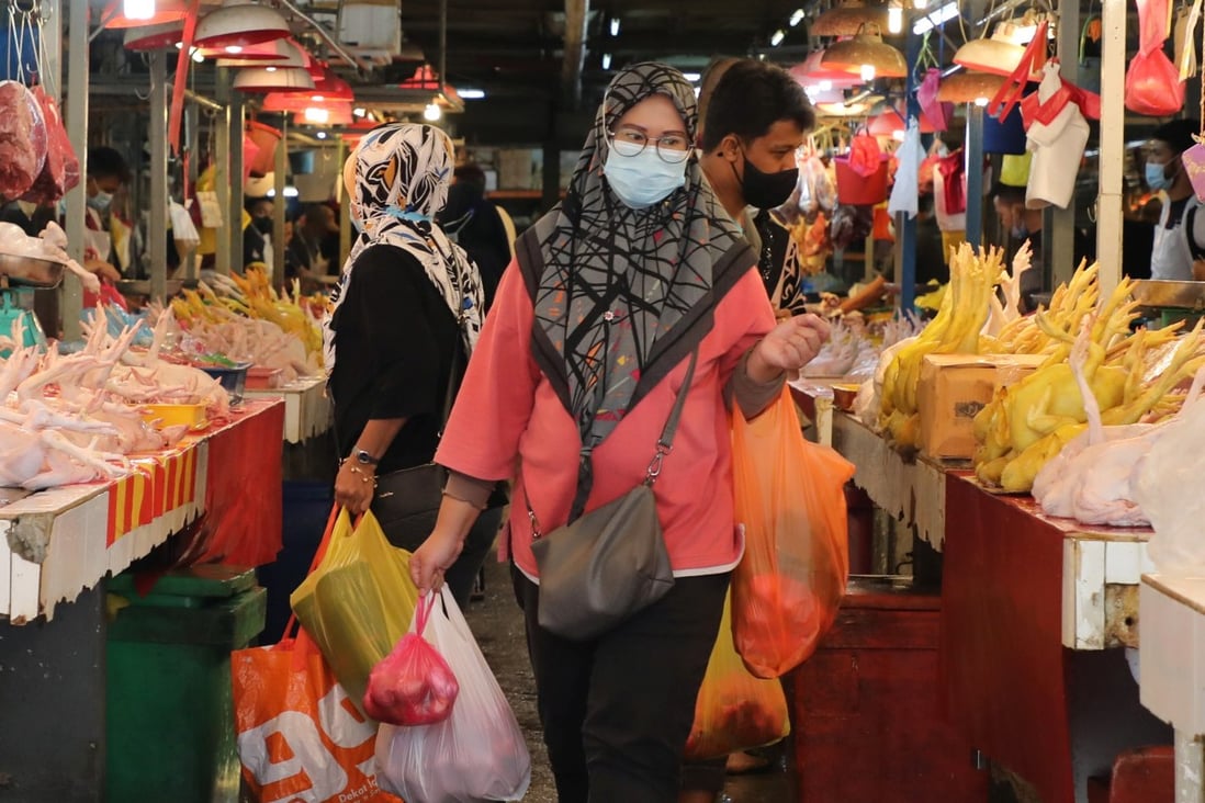 Shoppers at a market in Kuala Lumpur, Malaysia. File photo: Reuters