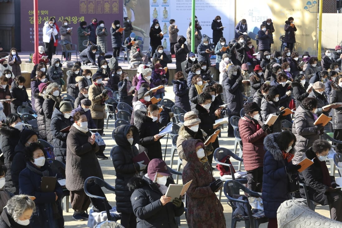 People pray at the Jogye Temple in Seoul on Wednesday. Photo: AP