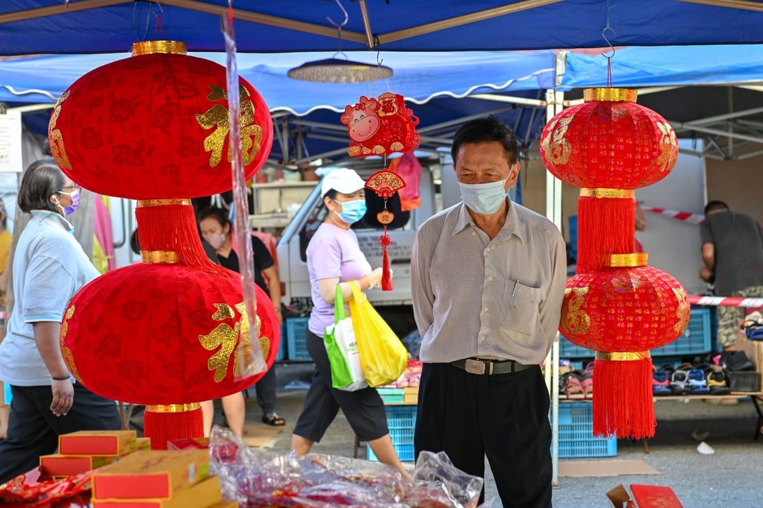 Shopping for Lunar New Year decorations at a market in Selangor state, Malaysia. Photo: Xinhua