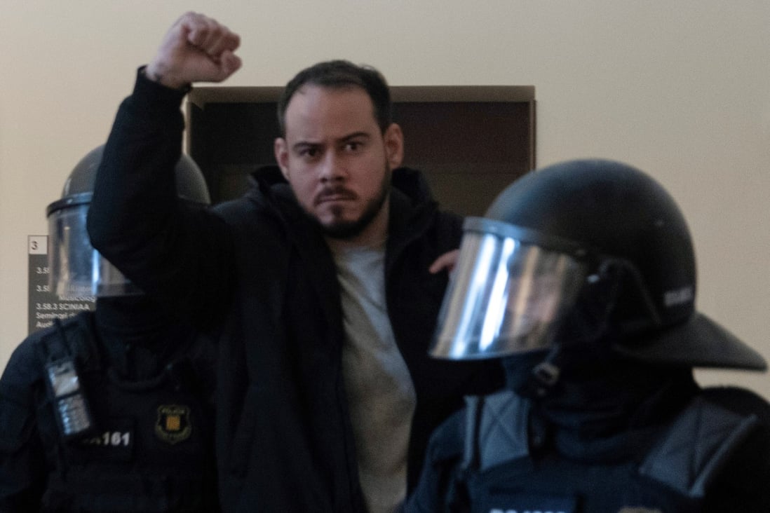 Rapper người Tây Ban Nha Pablo Hasel sau khi anh bị cảnh sát chống bạo động giam giữ bên trong Đại học Lleida. Ảnh: Reuters