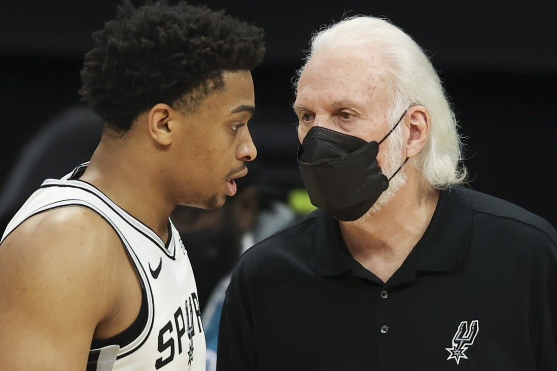 San Antonio Spurs coach Gregg Popovich talks to forward Keldon Johnson in an NBA game against the Charlotte Hornets in Charlotte, North Carolina, in February. Photo: AP