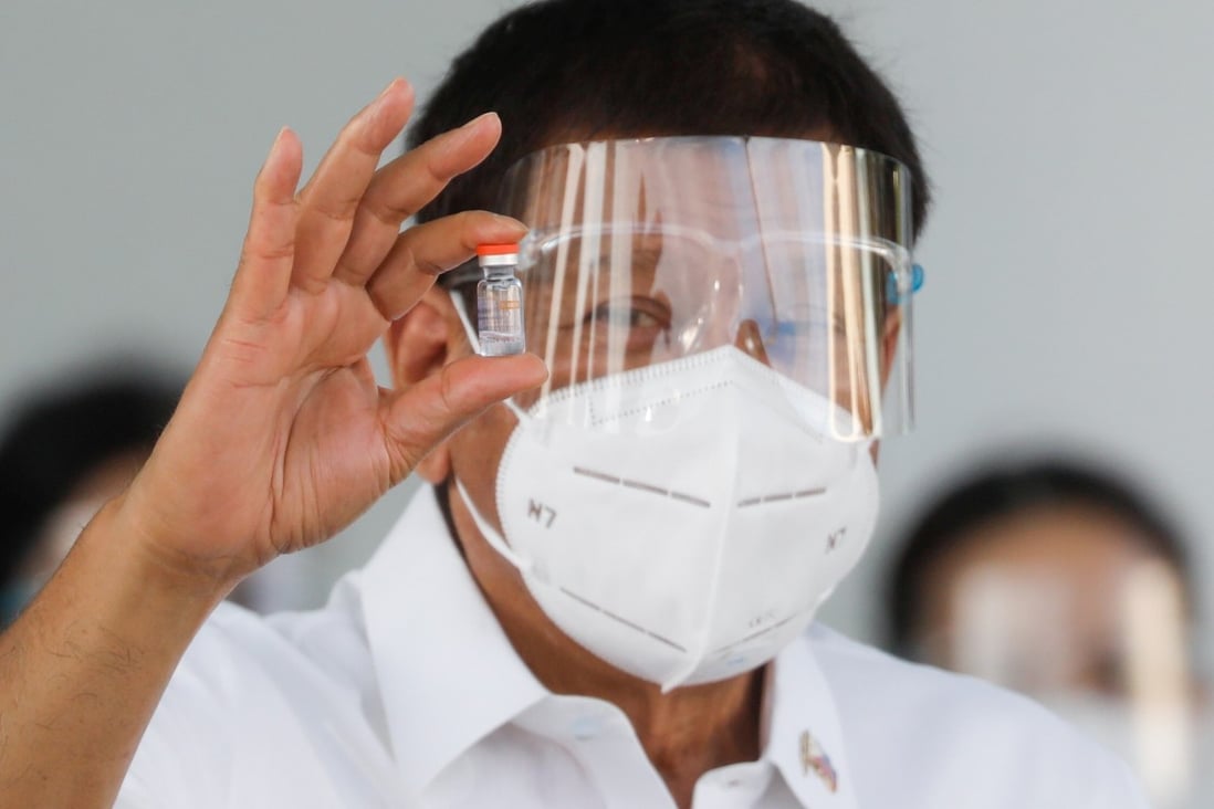 Philippine President Rodrigo Duterte holds a vial of Sinovac’s coronavirus vaccine at Villamor Air Base in Metro Manila, Philippines, Photo: Reuters