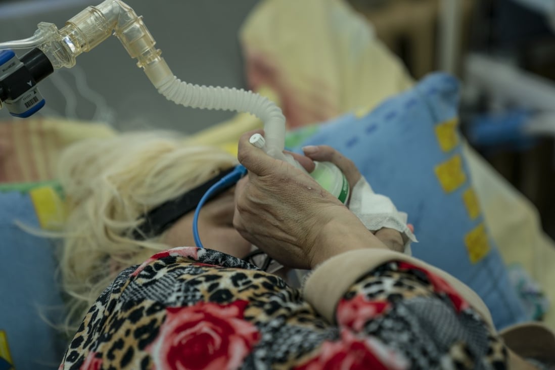 A patient with coronavirus breathes with the help of an oxygen mask at an intensive care unit in the regional hospital in Chernivtsi, western Ukraine on Wednesday. Photo: AP
