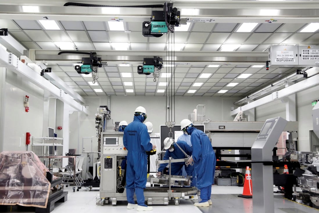 Engineers work on an EUV lithography machine at the training center at ASML in Tainan, Taiwan, August 20, 2020. Photo: Reuters