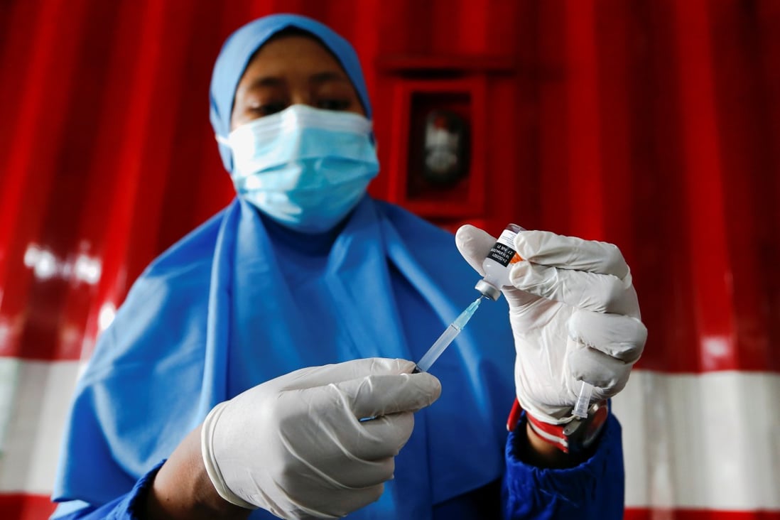 An Indonesian health care worker prepares a dose of China's Sinovac Biotech vaccine at a drive-through vaccination centre in Jakarta. Photo: Reuters