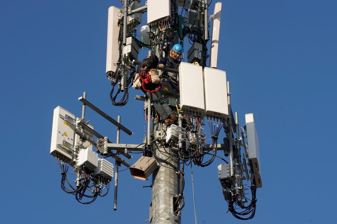 A contract crew from Verizon installs 5G equipment on a tower in Orem, Utah, December 3, 2019. Photo: Reuters