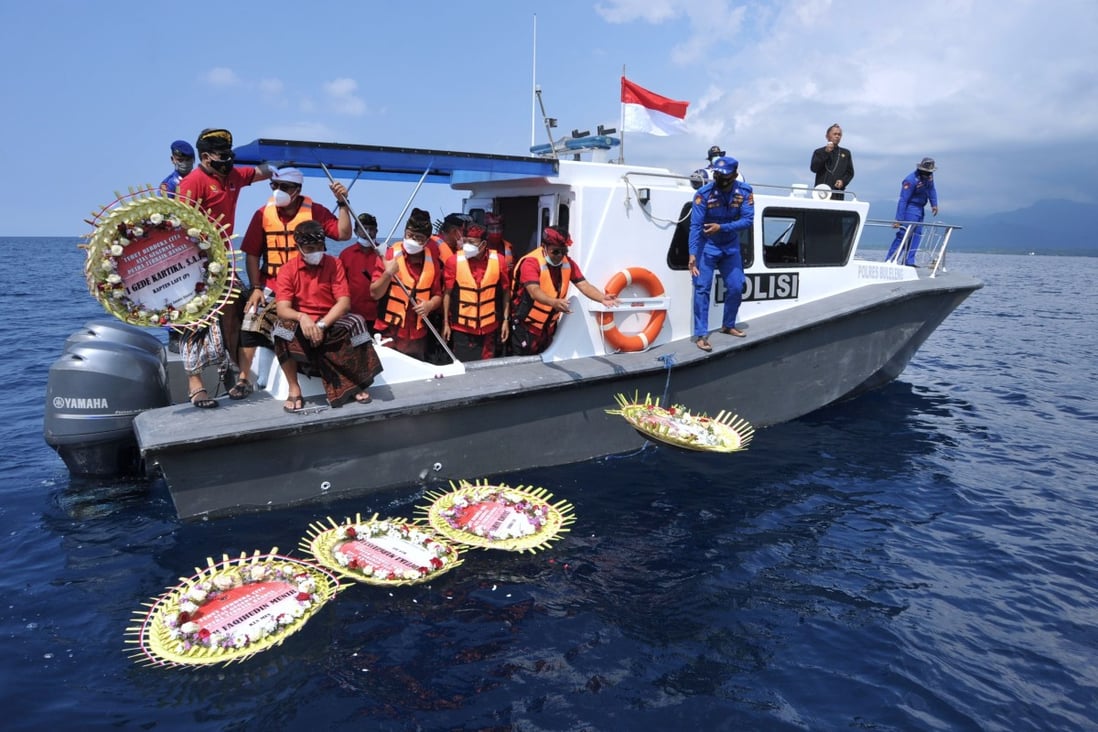 People lay wreaths with names of the sunken submarine crew members during a prayer at the sea near Labuhan Lalang, Bali, on April 26. Photo: Antara Foto via Reuters
