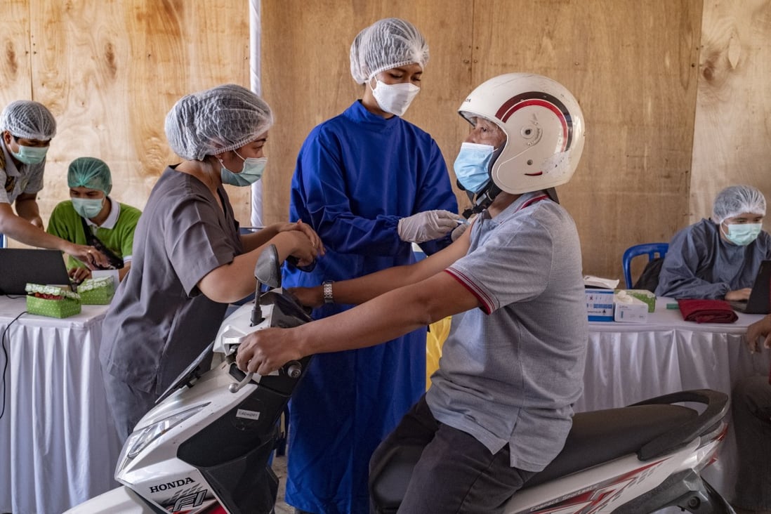 A man receives a shot of Covid-19 vaccine in Kuta, Bali, Indonesia. Photo: EPA