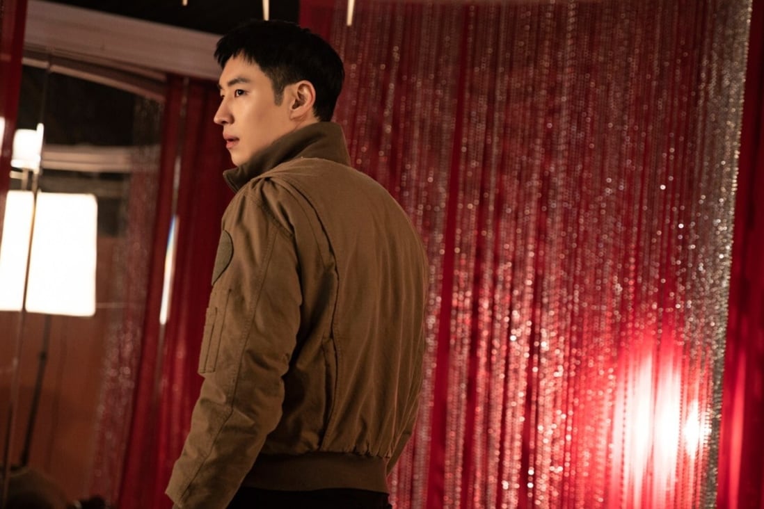 Lee Je-hoon plays the cool and confident Kim Do-ki in the K-drama Taxi Driver.