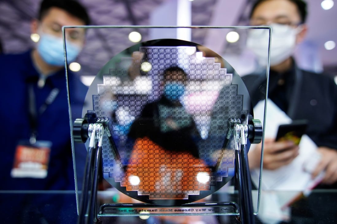 Visitors look at a silicon wafer display at the SEMICON China trade fair in Shanghai, March 17, 2021. Photo: Reuters