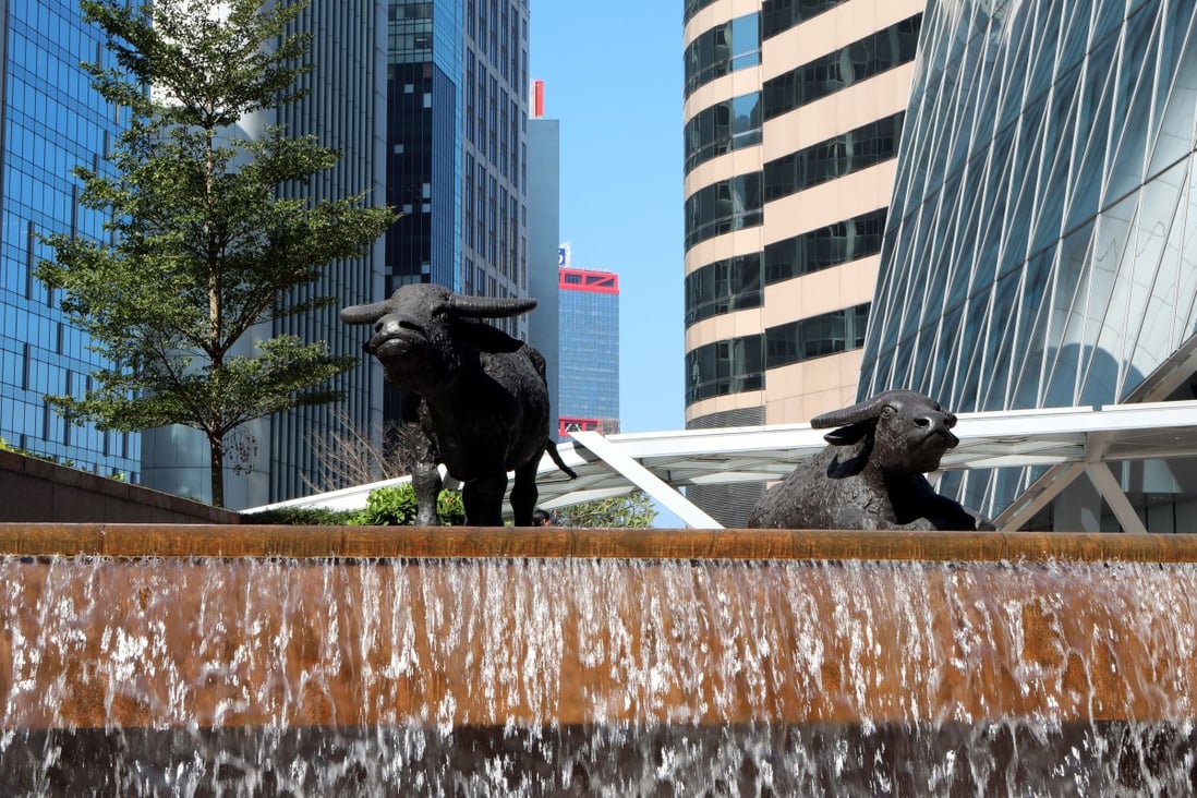 Bronze bulls stand guard before Exchange Square, home of the Hong Kong stock exchange. Photo: Xinhua