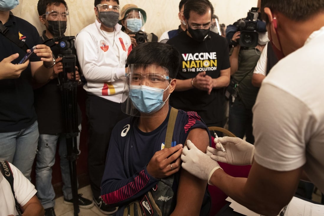 Philippine citizens queue to be vaccinated in Manila. Photo: AP