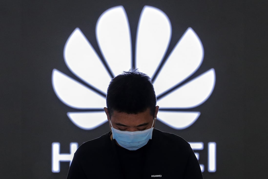 An employee wearing a face mask to help curb the spread of the coronavirus stands inside a Huawei flagship store in Beijing, March 31, 2021. Photo: AP