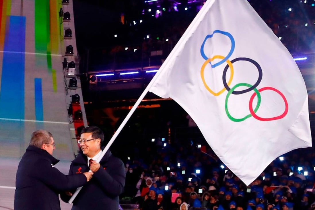 The president of the International Olympic Committee, Thomas Bach (left), during the handover ceremony of the Olympic flag to the mayor of Beijing, Chen Jining, in 2018. Photo: AFP