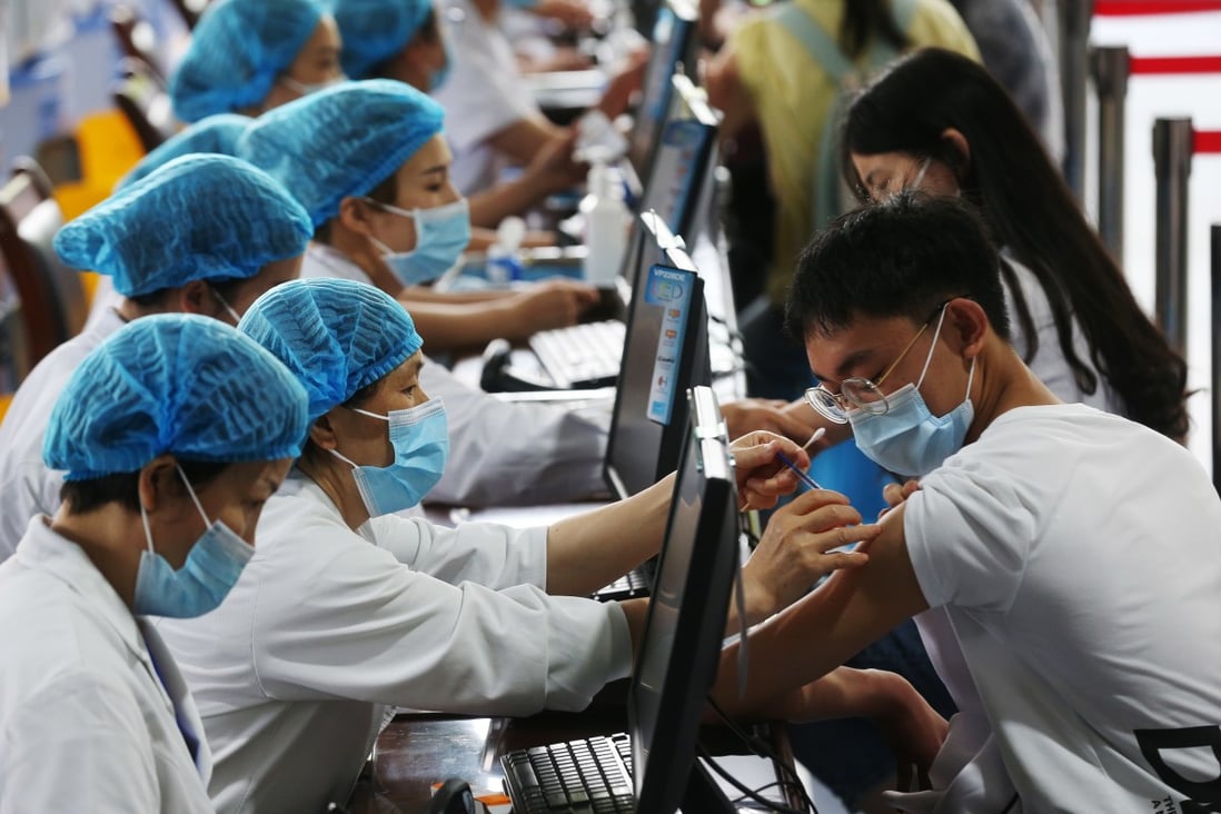 Health workers jab senior high school graduates for Covid-19 in a Qianjiang District of Chongqing City vaccination campaign. Photo: dpa
