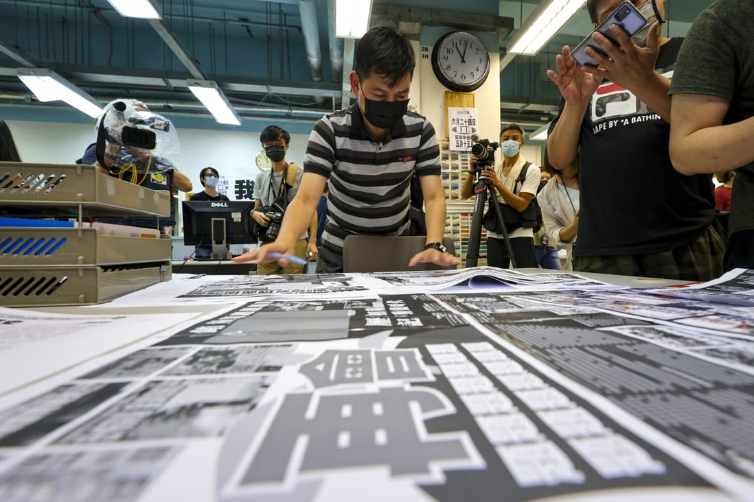 Apple Daily executive editor-in-chief Lam Man-chung prepares the newspaper’s final edition last month. Photo: Dickson Lee