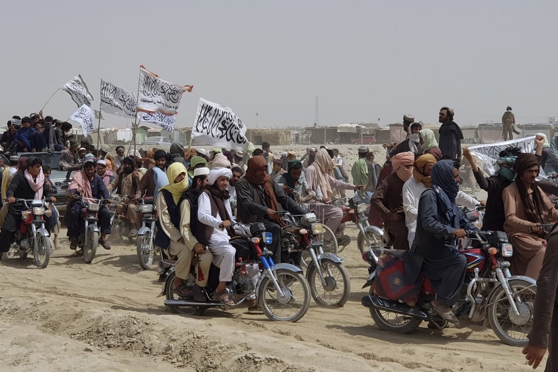 Supporters of the Taliban carry the Taliban's signature white flags in the Afghan-Pakistan border town of Chaman, Pakistan, on July 14. Photo: AP