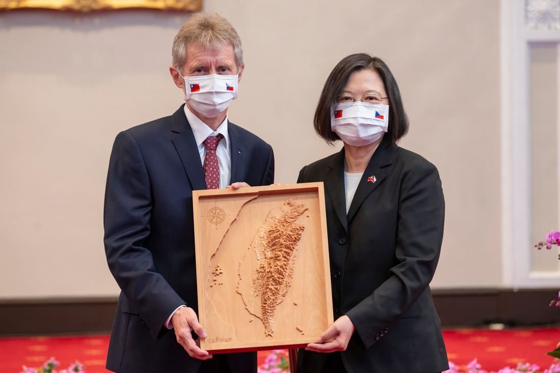 The head of the Czech Senate, Milos Vystrcil, receives a map of Taiwan from Taiwanese President Tsai Ing-wen in Taipei during his 2020 visit. Photo: AFP/Taiwan Presidential Office
