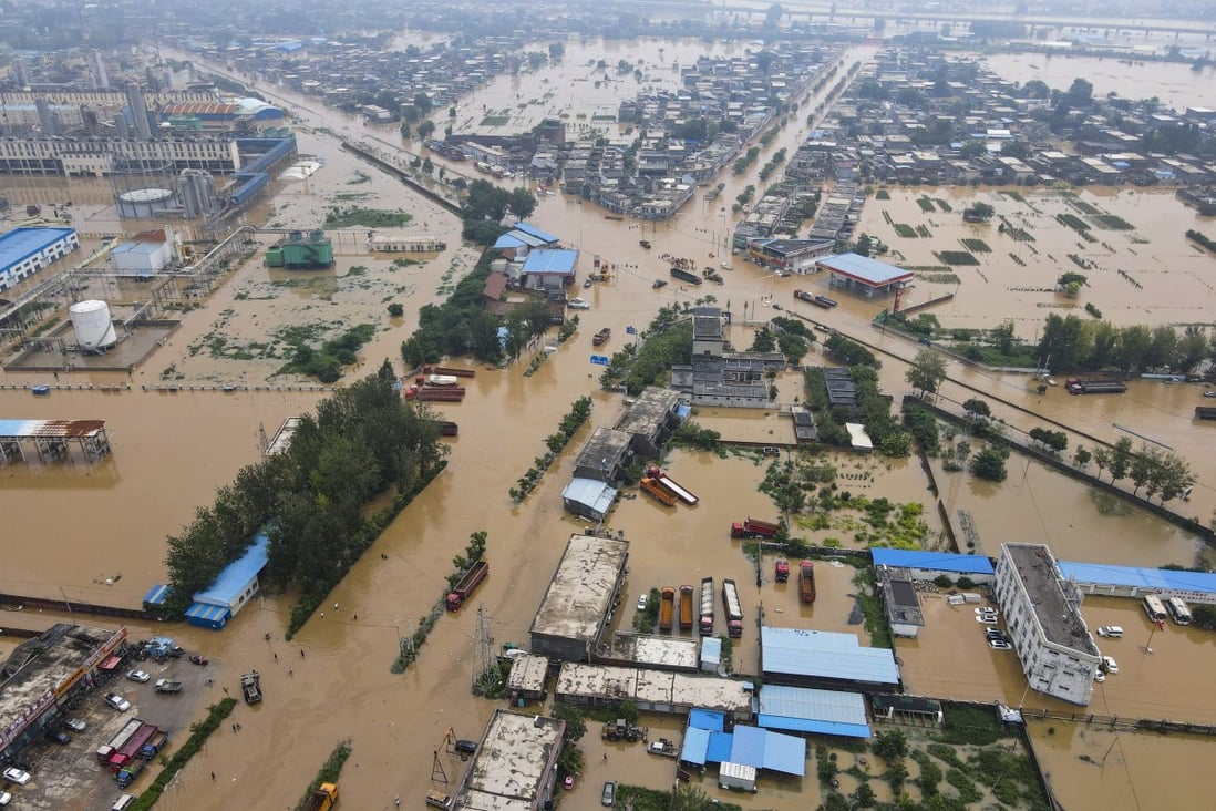 Local authorities in Weihui, a county in northern Henan, said on Tuesday morning that floods in parts of the county had started to decline, but photos and videos taken by local residents showed water levels actually rose overnight. Photo: Simon Song