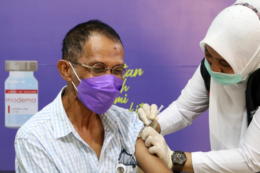 A man receives a dose of the Moderna vaccine during a Covid-19 vaccination drive for health care workers at Banda Aceh General Hospital in Indonesia. Photo: EPA-EFE