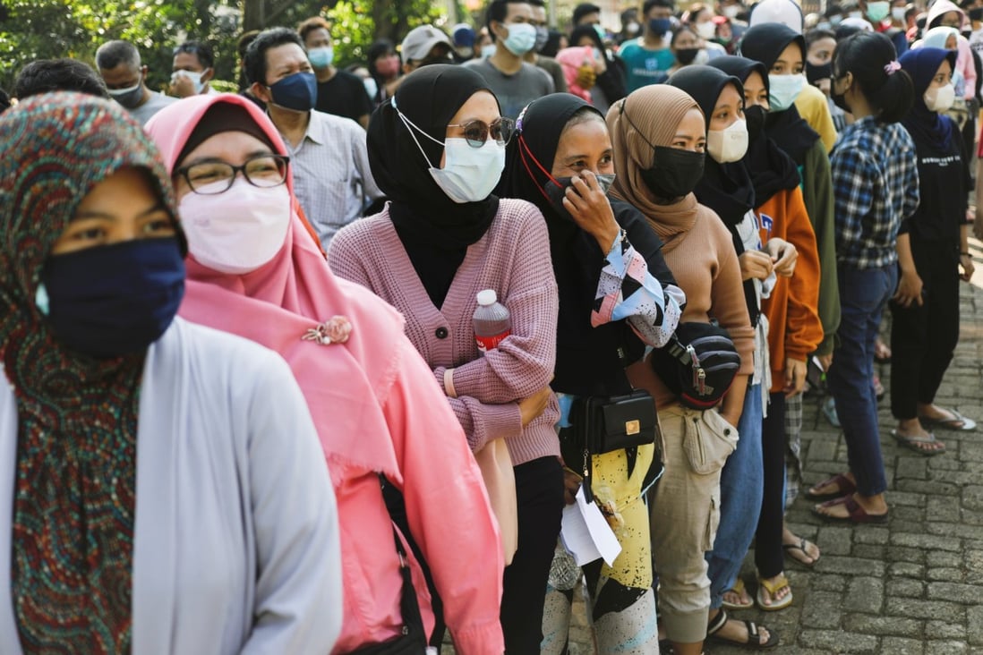 Women in Indonesia queue to receive a dose of the coronavirus vaccine. Photo: Reuters
