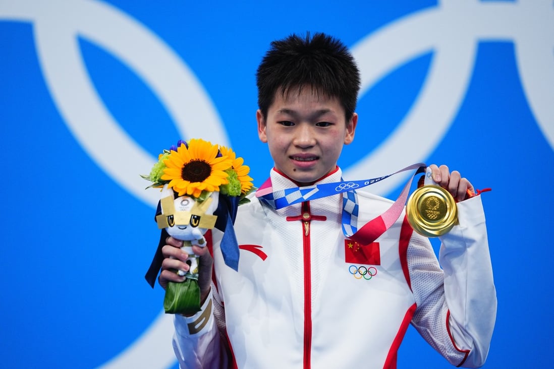 Quan Hongchan of China poses with her women's 10m platform final gold medal at the Tokyo 2020 Olympic Games. Photo: Xinhua