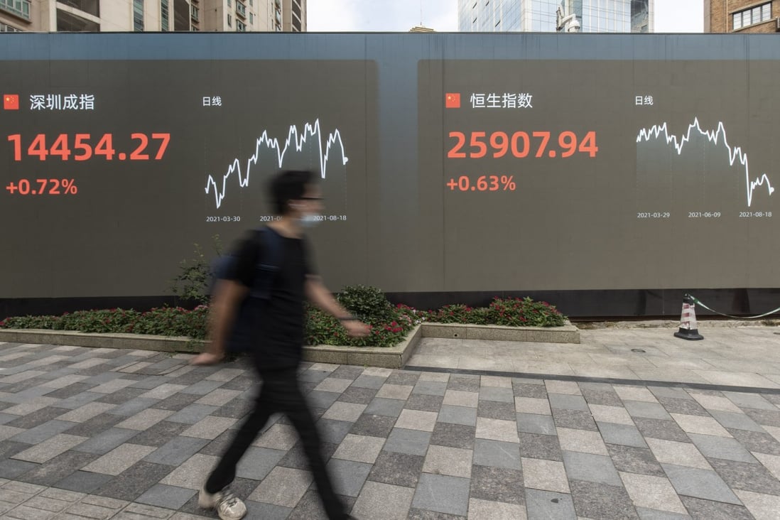 A public screen displays the Shenzhen Stock Exchange and the Hang Seng Index figures in Shanghai, China, on Wednesday, Aug. 18, 2021. Photo: Bloomberg