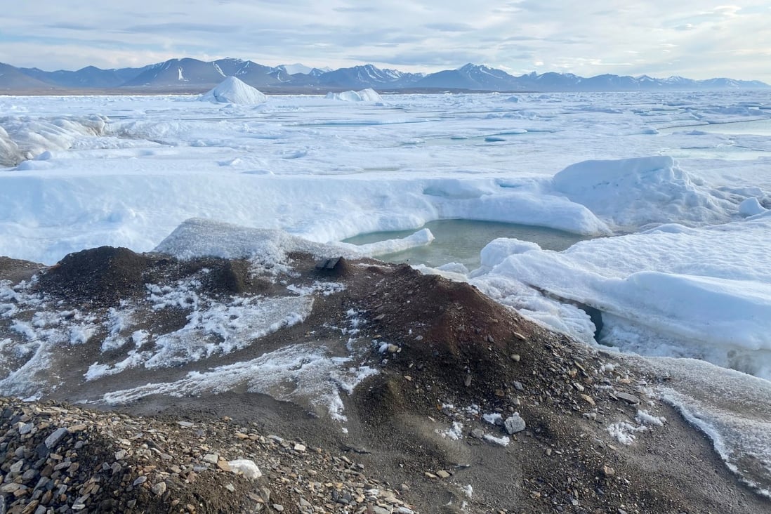 O imagine fără date datată, cu vedere la o insulă minusculă de pe coasta Groenlandei, despre care oamenii de știință dintr-o expediție spun că este cel mai nordic punct de pământ al lumii. Foto: Julian Charriere / Reuters