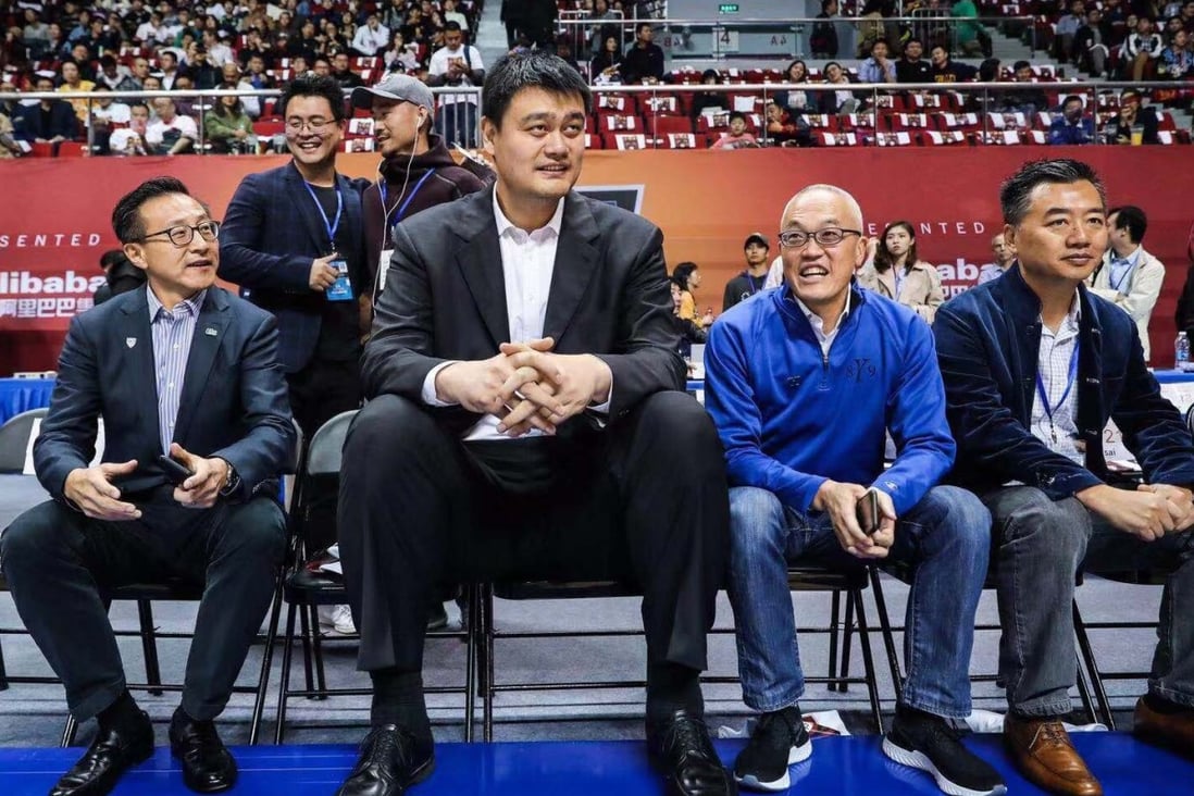 Joe Tsai (left) sits courtside with Yao Ming (second left) for the Pac-12 China Game in 2018. Photos: Alisports