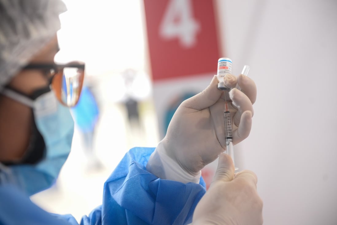 A healthcare worker prepares a dose of the Sinopharm Group Co. Covid-19 vaccine at a mass vaccination event for teachers at the Jose Granda school in Lima, Peru, on September 3, Photo: Bloomberg