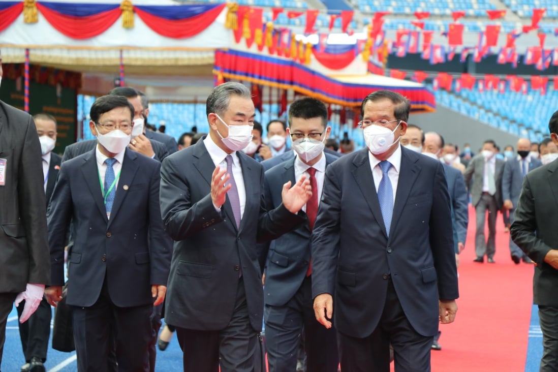 Cambodian Prime Minister Hun Sen (right) and visiting Chinese Foreign Minister Wang Yi (second from left) attend the handover ceremony of the China-funded national stadium in Phnom Penh on Sunday. Photo: Xinhua
