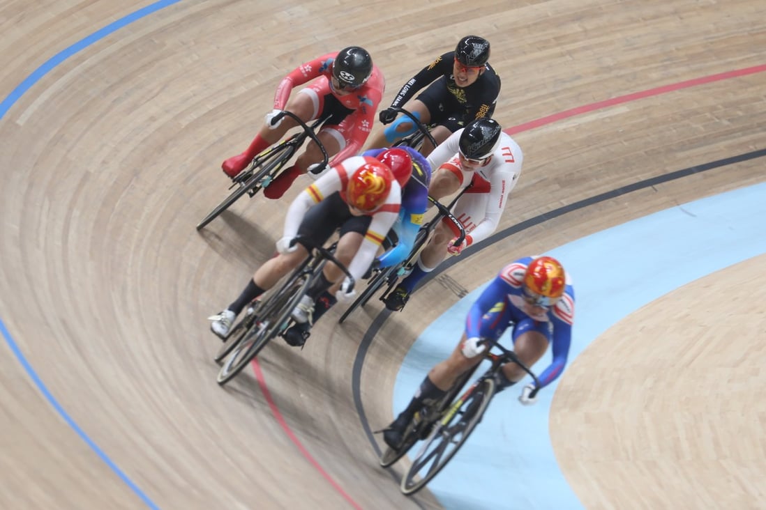Hong Kong’s Sarah Lee (in red) chases hard from the outside in the keirin final where she finished third. Photo: Cycling Association
