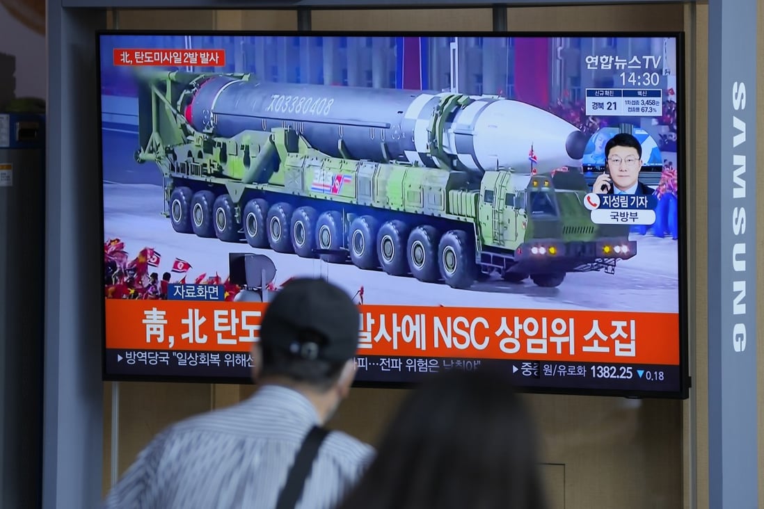 People watch a news report about North Korea’s missiles on September 15, 2021. Photo: AP