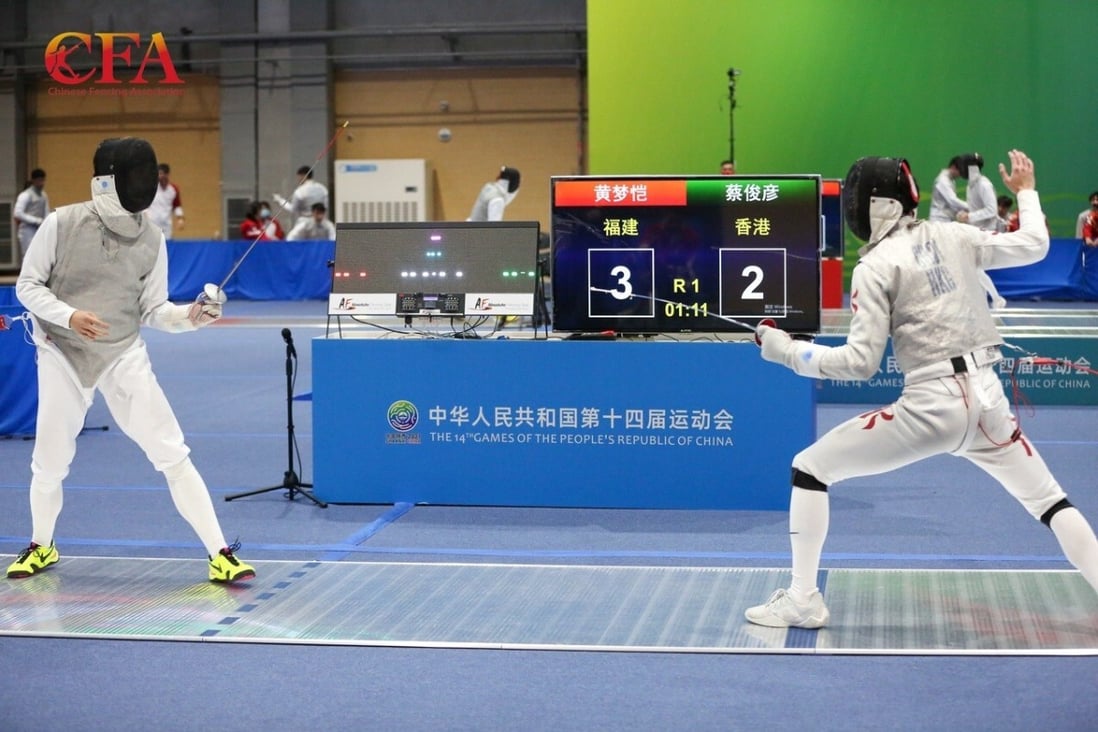 Ryan Choi (right) against Huang Mengkai of Fukien in the team foil semi-finals. Photo: Chinese Fencing Association.